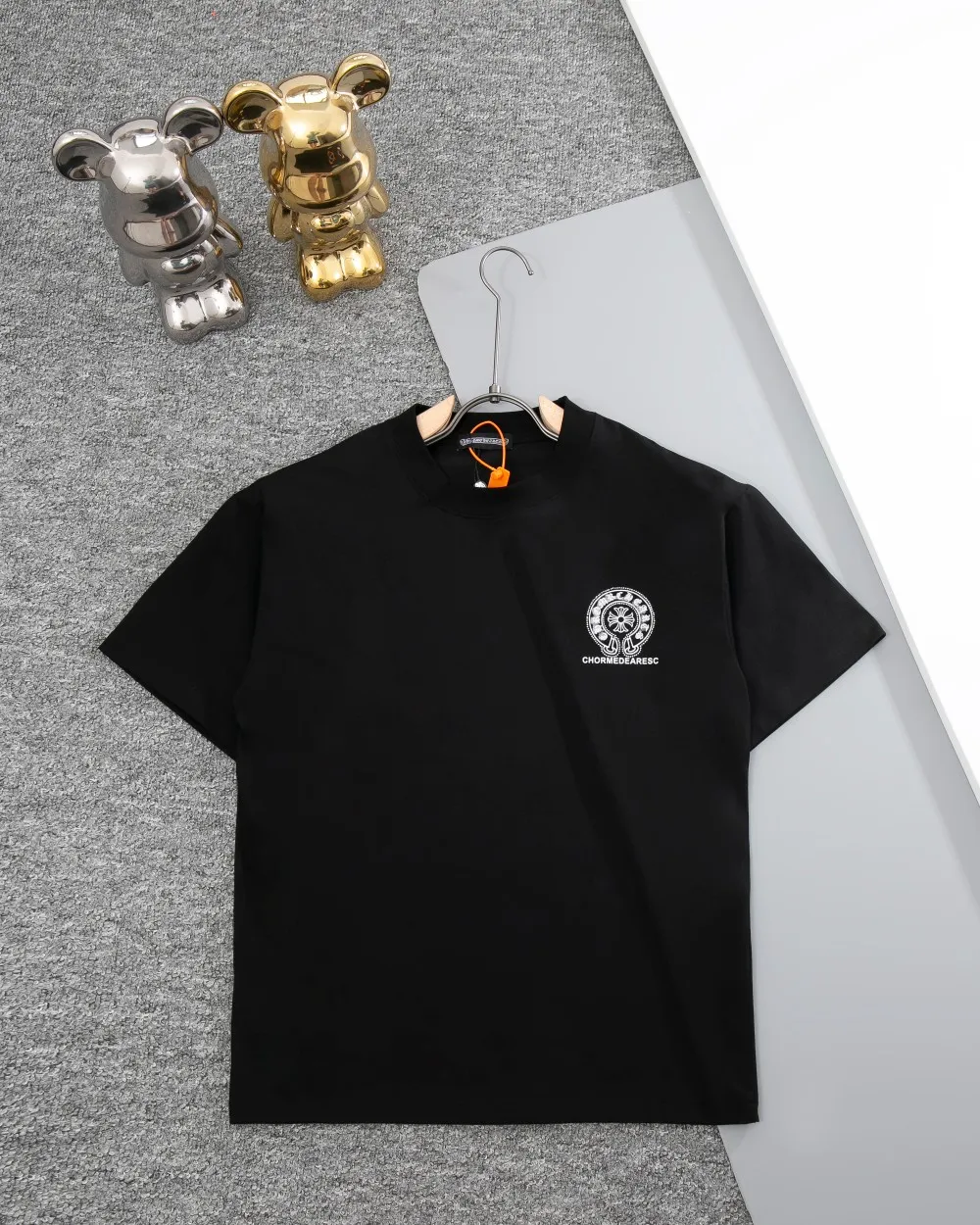 P190 CHROME HEARTS hot-drilled short-sleeved T-shirt. The front and rear panels are marked with high-end hot-drilled flower craftsmanship. The fabric is comfortable and soft, and the high-end washing water is used. The ribs are customized and dyed in the same cylinder. Three standards are complete, the official website is synchronized, and the original mold is opened. The same style for men and women. It is also a practical item that is necessary for daily use. Color: Black White Pink Size: S M L XL